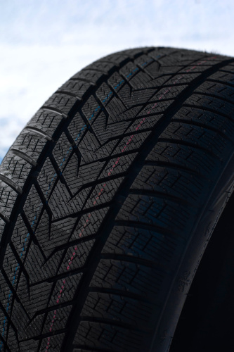 фото протектора и шины WINTERHAWKE II Шина ZMAX WINTERHAWKE II 265/45 R21 108H